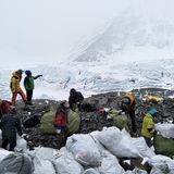 Donnerstag, 15. Februar 2024: Nepal geht das "Kot"-Problem auf dem Mount Everest an  8849 Meter ist der Mount Everest hoch – und er vermüllt. Tonnenweise Abfall hat sich dort angesammelt, denn vielen Besuchern ist es zu müßig, ihren Müll wieder mit herabzunehmen. Die Folge: die epische Berglandschaft verschwindet mehr und mehr unter kaputten Zelten, zurückgelassener Kleidung, alten Sauerstoffflaschen, Essensverpackungen und Kot. Bislang ließen die Bergsteiger ihren Kot meist auf dem Berg, wo er im Eis konserviert wird und nicht verrottet. Inzwischen finden sich in der Höhe so viele "Häufchen", dass Nepal nun Handlungsbedarf sieht. Ab der diesjährigen Hauptsaison im Frühling ist es für Bergsteiger obligatorisch, Kotsäcke zu verwenden und ihre Hinterlassenschaften beim Abstieg zurück ins Basislager mitzubringen, wo es Toiletten gibt. Dies bestätigte Mingma Chhiri Sherpa, ein hochrangiger Vertreter der zuständigen Kommune Pasang Lhamu, der Deutschen Presse-Agentur. Mit der neuen Maßgabe soll auch vermieden werden, dass Bergsteiger indirekt menschliche Ausscheidungen zu sich nehmen könnten, wenn sie Schnee erhitzen, um Trinkwasser zu gewinnen. Ein temporäres Büro im Basislager soll dafür sorgen, dass die neue Vorgabe umgesetzt wird.