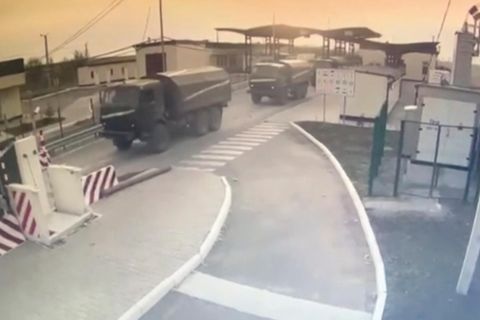 Die Aufnahme einer Überwachungskamera des Grenzschutzes der Ukraine zeigt russische Militärfahrzeuge beim Überqueren der Grenze