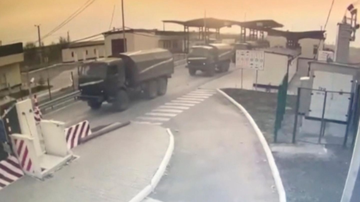 Die Aufnahme einer Überwachungskamera des Grenzschutzes der Ukraine zeigt russische Militärfahrzeuge beim Überqueren der Grenze
