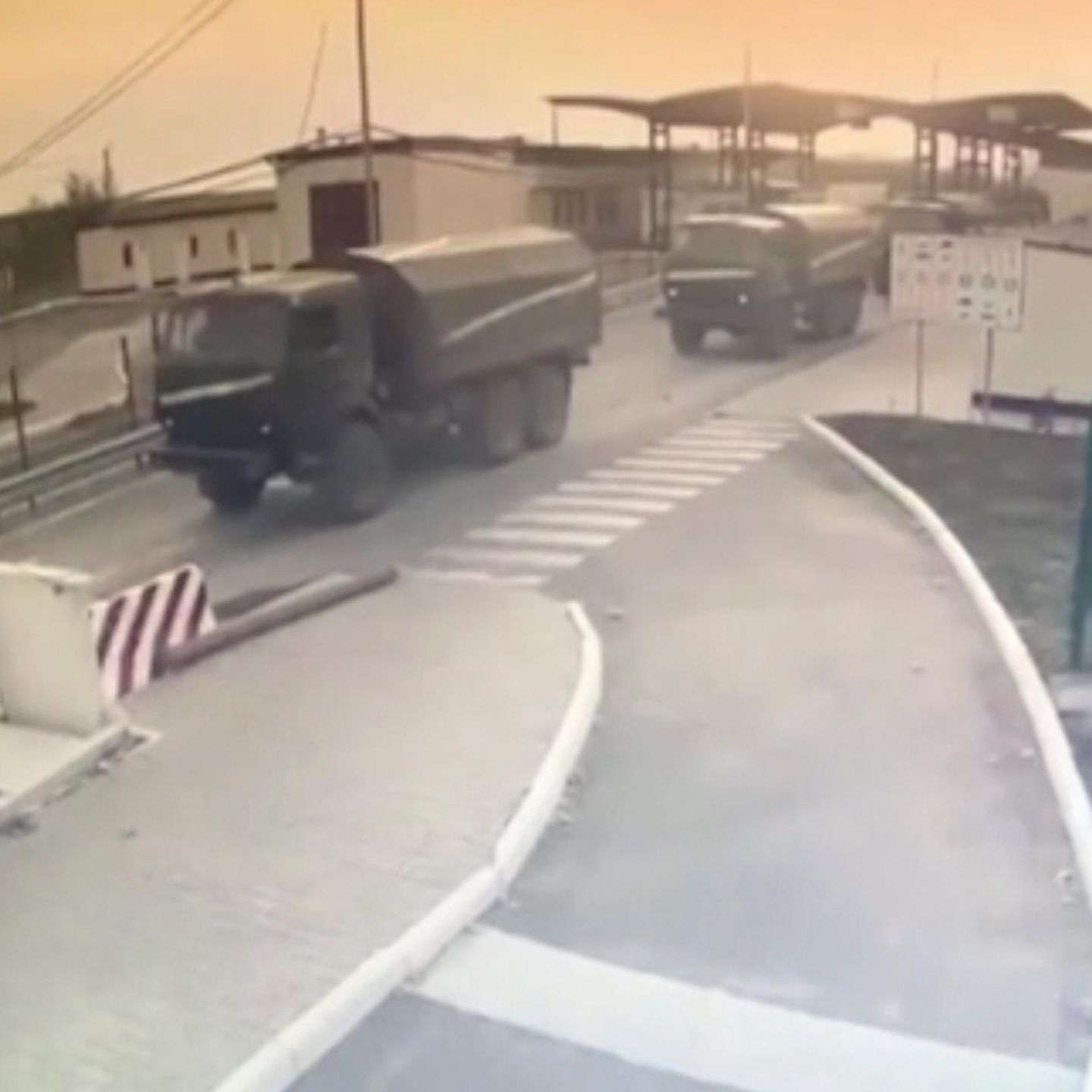 Die Aufnahme einer Überwachungskamera des Grenzschutzes der Ukraine zeigt russische Militärfahrzeuge beim Überqueren der Grenze