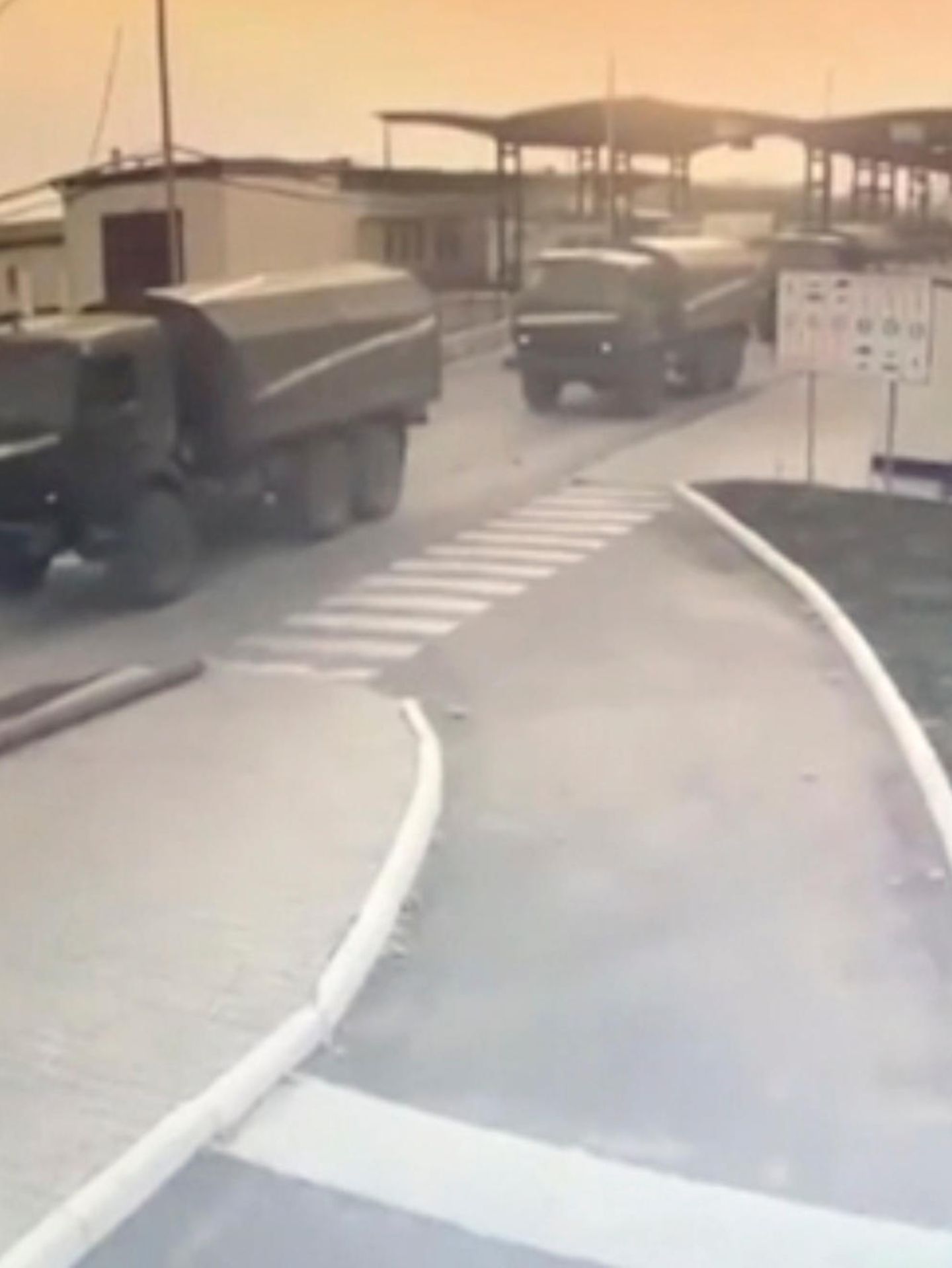 Die Aufnahme einer Überwachungskamera des Grenzschutzes der Ukraine zeigt russische Militärfahrzeuge beim Überqueren der Grenze