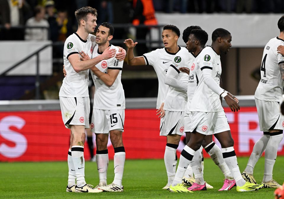 Eintracht Frankfurts Sasa Kalajdzic bejubelt sein Tor zum 0:2 mit Ellyes Skhiri und Tuta (v.l.n.r.)