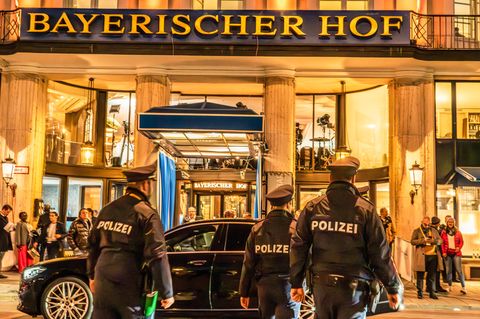 Mehr als 5000 Polizeibeamte sichern das Hotel Bayerischer Hof, in dem die Münchner Sicherheitskonferenz stattfindet