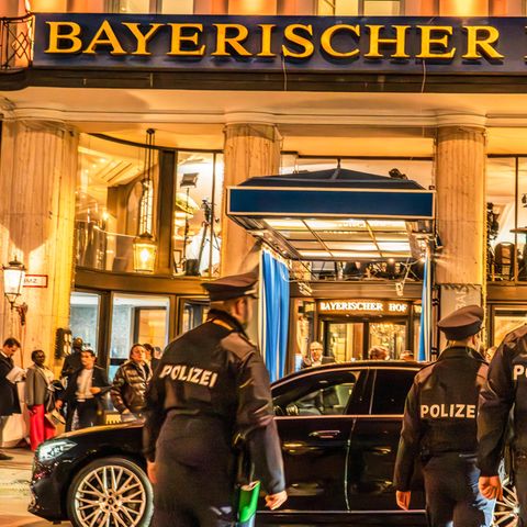Mehr als 5000 Polizeibeamte sichern das Hotel Bayerischer Hof, in dem die Münchner Sicherheitskonferenz stattfindet