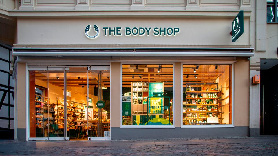 The Body Shop  Die Naturkosmetikkette The Body Shop ist pleite. Kurz nach dem Insolvenzantrag im Heimatmarkt Großbritannien hat auch die Deutschland-Tochter Insolvenz angemeldet. Erst im November 2023 hatte die Münchener Beteiligungsgesellschaft Aurelius das Kosmetikunternehmen für rund 240 Millionen Euro vom brasilianischen Natura-Konzern übernommen. In Großbritannien betreibt The Body Shop mehr als 200 Filialen, in Deutschland sind 66 Filialen mit rund 350 Mitarbeitenden betroffen.