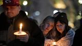 Hinterbliebene erinnern mit Kerzen an die Opfer einer Schießerei nach der Super-Bowl-Siegesfeier