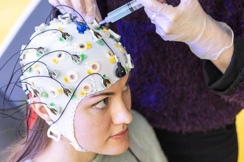 Probandin mit Brain Computer Interface (BCI)