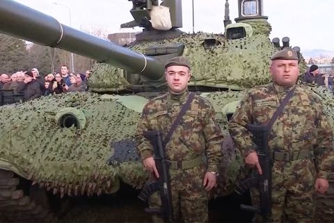 Serbien präsentiert neue von Russland gekaufte Waffen