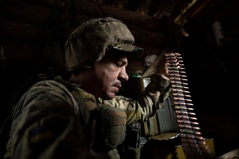 Ein Soldat in der Ukraine