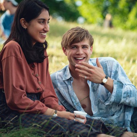 Emma Morley (Ambika Mod) und Dexter Mayhew (Leo Woodall)