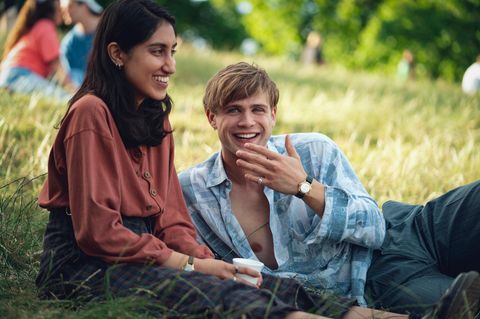 Emma Morley (Ambika Mod) und Dexter Mayhew (Leo Woodall)