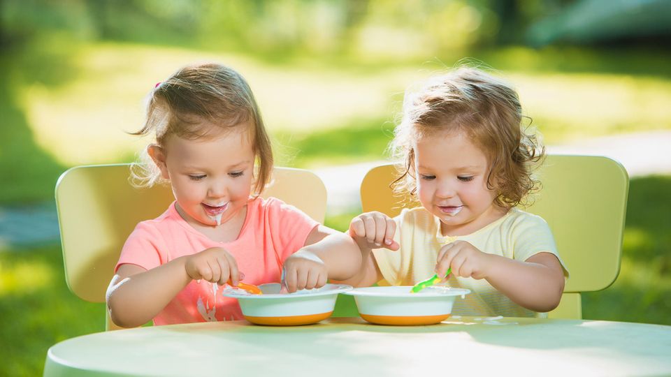 Zwei kleine Mädchen essen zusammen