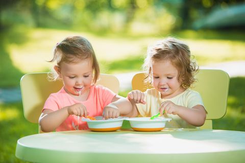 Zwei kleine Mädchen essen zusammen