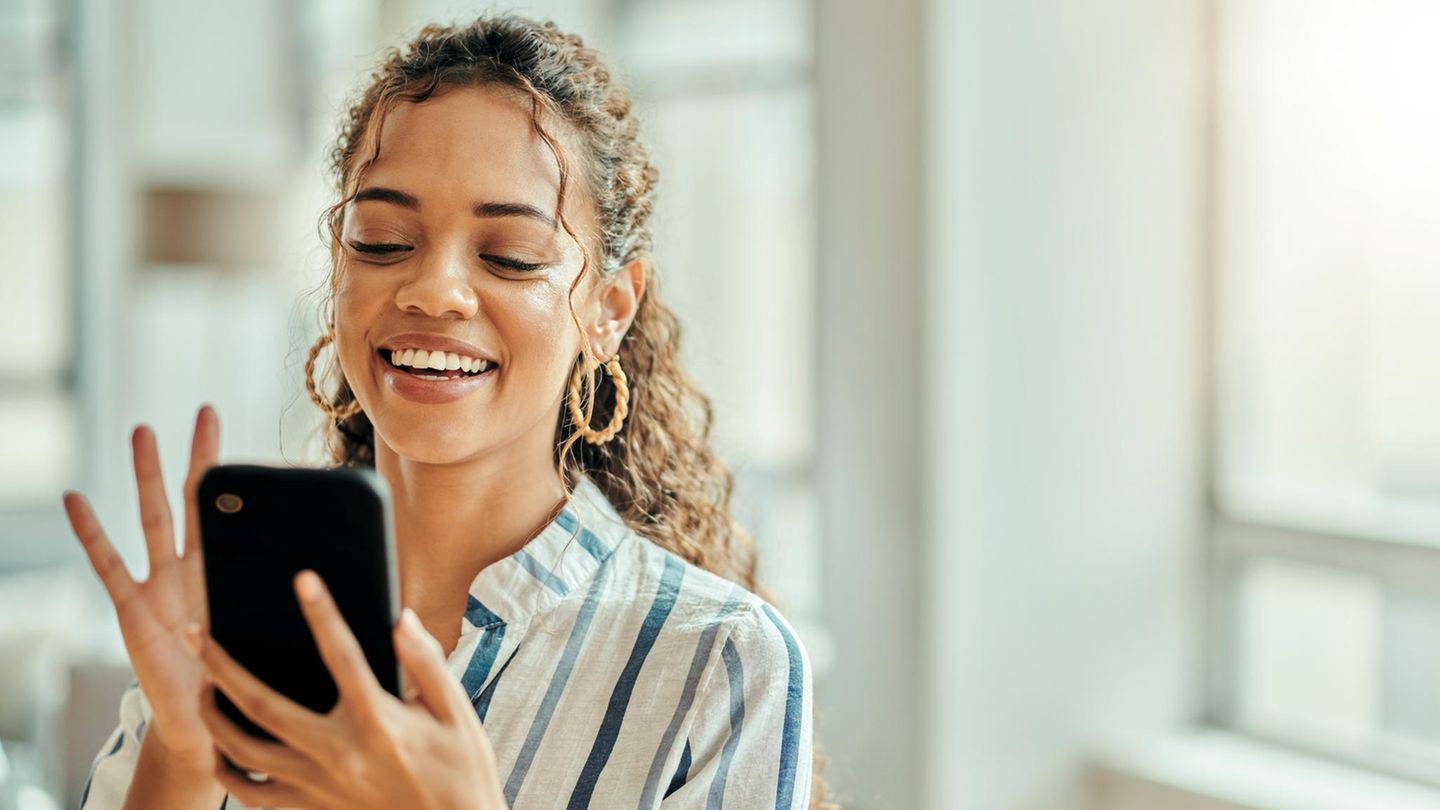 Vodafone Neukunden-Aktion Vodafone für Neukunden: Junge Frau mit Handy in der Hand.