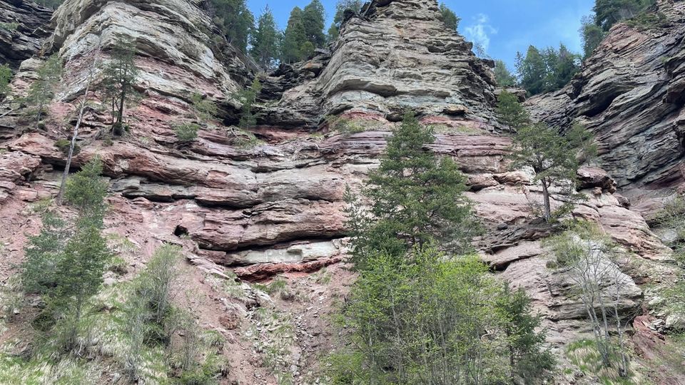 Die Bletterbachschlucht ist umgeben von faszinierenden Felsformationen, die an den Grand Canyon erinnern