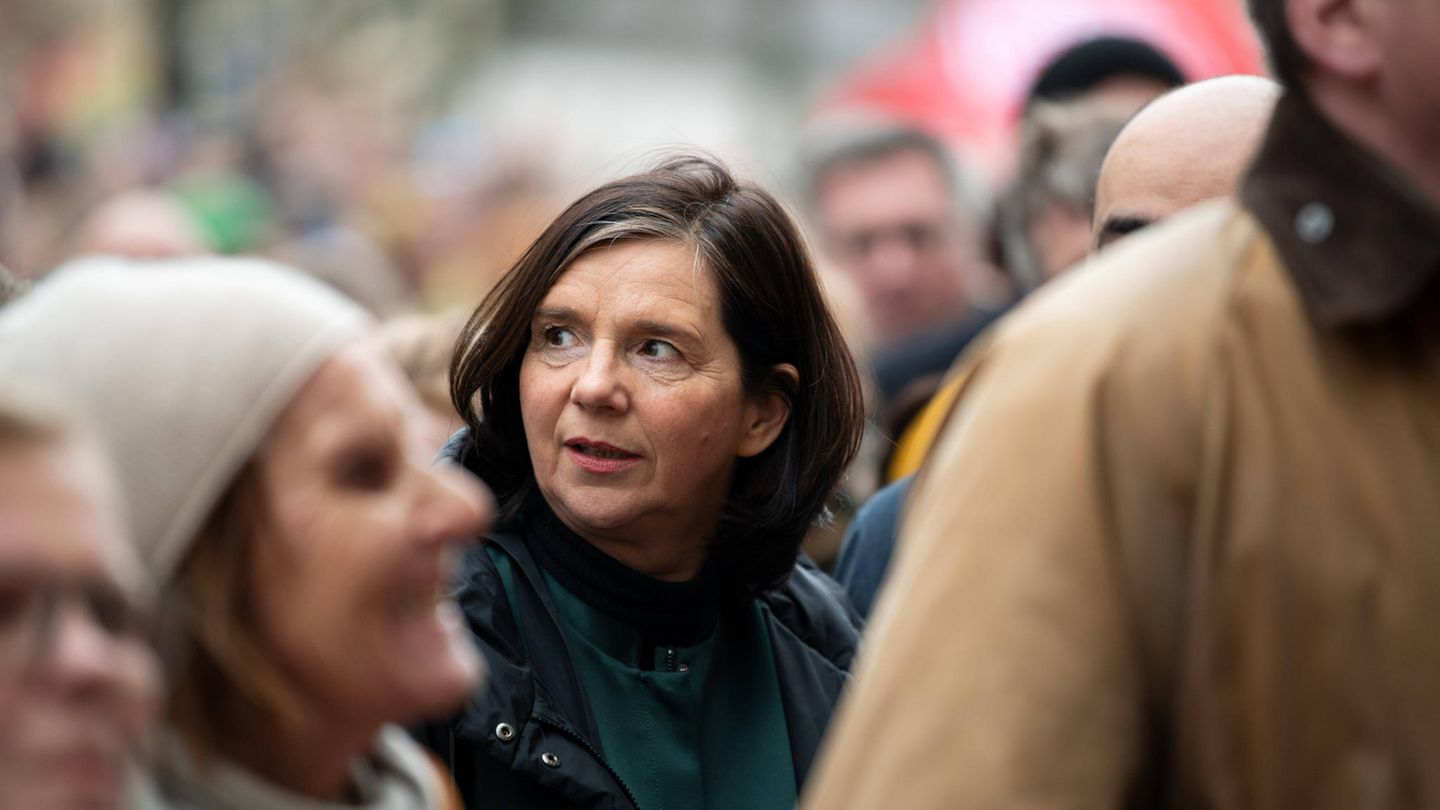Katrin Göring-Eckardt in einer Menschenmenge