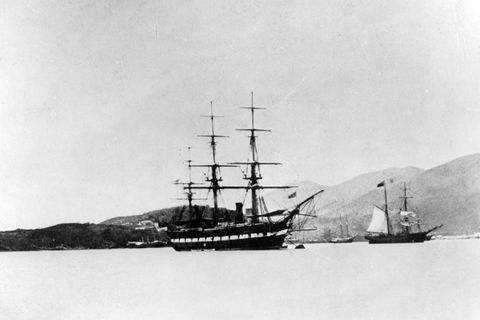 Die HMS Challenger ankert im äußeren Bereich des Hafens St Thomas