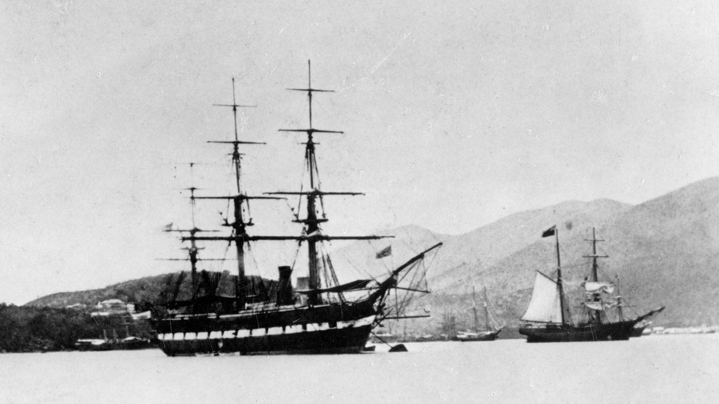 Die HMS Challenger ankert im äußeren Bereich des Hafens St Thomas Die HMS Challenger ankert im äußeren Bereich des Hafens St Thomas