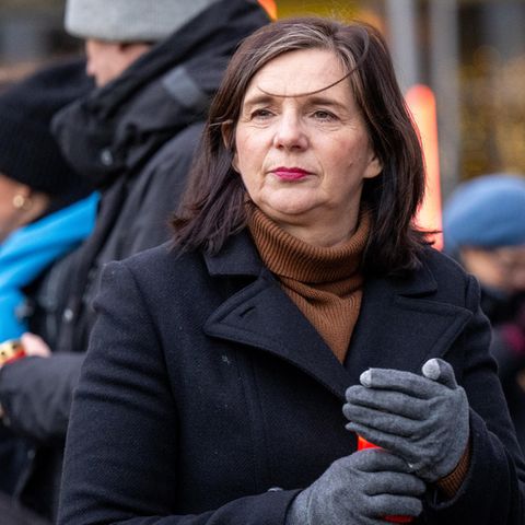 Katrin Göring-Eckardt trägt auf einer Kundgebung ein rotes Grablicht
