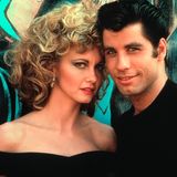 Ein Jahr später setzte Travolta seinen Siegeszug fort: In der Musical-Verfilmung "Grease" gaben er und Olivia Newton-John ein Liebespaar und brachten so die Herzen der Kinogänger zum Schmelzen. Das von ihnen eingesungene Duett "You're The One That I Want" erklomm in zahlreichen Ländern die Spitze der Charts, darunter den USA, Großbritannien und Deutschland. Und natürlich durfte Travolta auch in "Grease" wieder tanzen.