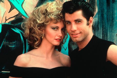 Ein Jahr später setzte Travolta seinen Siegeszug fort: In der Musical-Verfilmung "Grease" gaben er und Olivia Newton-John ein Liebespaar und brachten so die Herzen der Kinogänger zum Schmelzen. Das von ihnen eingesungene Duett "You're The One That I Want" erklomm in zahlreichen Ländern die Spitze der Charts, darunter den USA, Großbritannien und Deutschland. Und natürlich durfte Travolta auch in "Grease" wieder tanzen.
