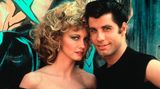 Ein Jahr später setzte Travolta seinen Siegeszug fort: In der Musical-Verfilmung "Grease" gaben er und Olivia Newton-John ein Liebespaar und brachten so die Herzen der Kinogänger zum Schmelzen. Das von ihnen eingesungene Duett "You're The One That I Want" erklomm in zahlreichen Ländern die Spitze der Charts, darunter den USA, Großbritannien und Deutschland. Und natürlich durfte Travolta auch in "Grease" wieder tanzen.