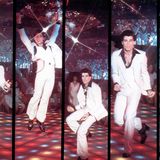 Dieser Film machte John Travolta 1977 zum Weltstar: "Saturday Night Fever" kam auf dem Höhepunkt der Disco-Welle in die Kinos und wurde auch dank der Musik der Bee Gees ein riesiger Hit. Vor allem aber trugen die Tanzkünste Travoltas dazu bei, dass Millionen Teenager sein wollten wie er: stylisch, cool und gnadenlos hedonistisch. Seine Fähigkeiten hatte sich Travolta hart erarbeitet: Er nahm Stepptanzunterricht bei dem Bruder Gene Kellys. Für diese Rolle erhielt Travolta seine erste von zwei Oscar-Nominierungen.