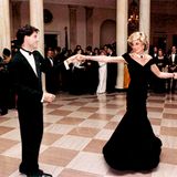John Travoltas wohl berühmteste Szene der 1980er Jahre fand nicht auf der Filmleinwand statt, sondern ereignete sich in der Realität: Beim Staatsbesuch des britischen Thronfolgerpaars legte er im November 1985 zusammen mit Prinzessin Diana im Weißen Haus einen atemberaubenden Tanz aufs Parkett.