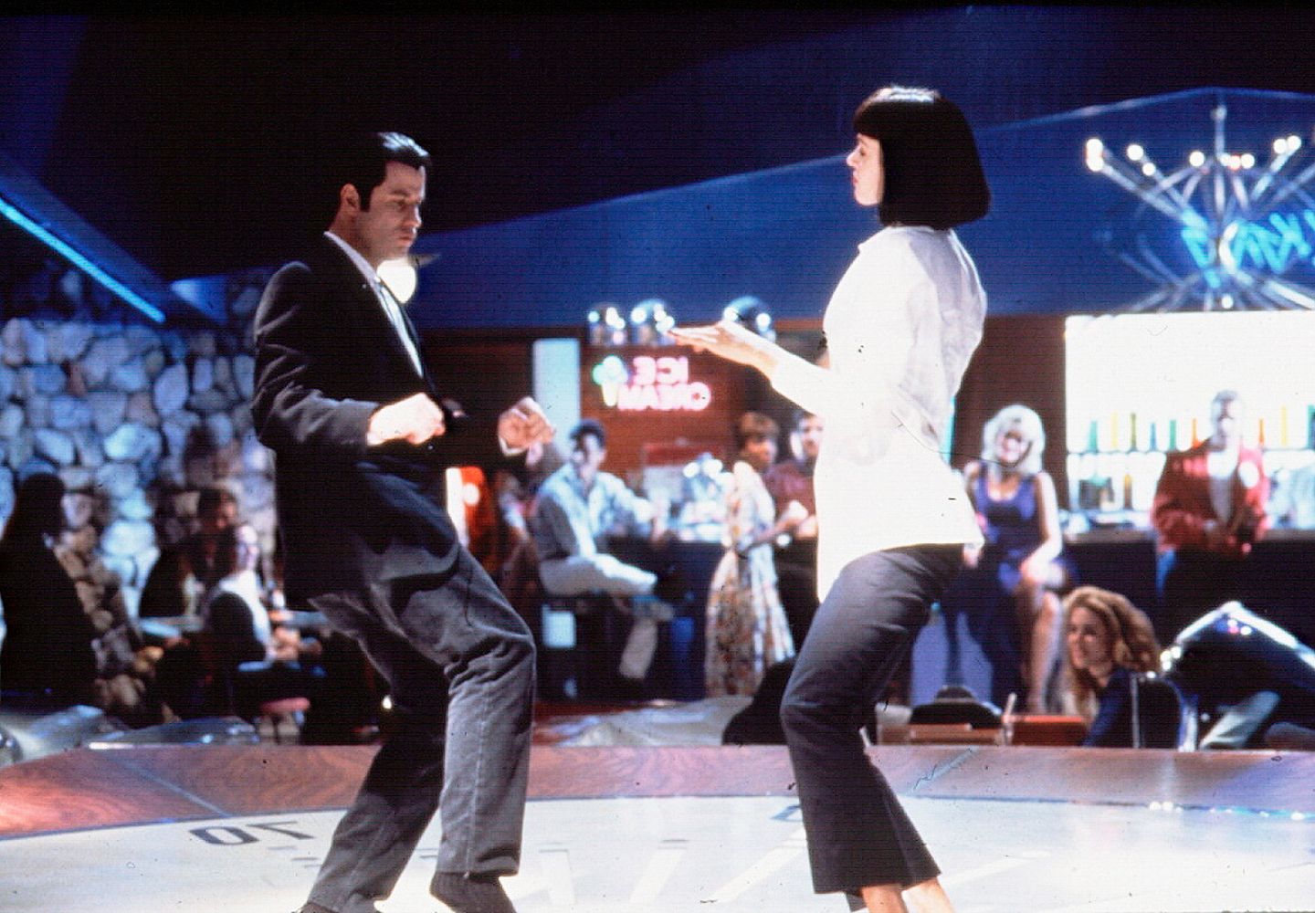 Hier konnte Travolta erneut sein Talent in einer Tanzszene zur Schau stellen: Die zusammen mit Uma Thurman dargebotene Einlage wurde zu einer der berühmtesten Tanzszenen der Filmgeschichte. "Pulp Fiction" bescherte ihm die zweite Oscar-Nominierung seiner Karriere.