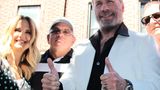 John Travolta in seinem berühmten weißen Anzug, den er in "Saturday Night Fever" getragen hat. Links ist seine Frau Kelly Preston, mit der er 1989 zusammenkam und die er 1991 geheiratet hat. Das Paar bekam zwei gemeinsame Söhne und eine Tochter. 