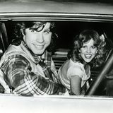 John Travolta war gerade 22 Jahre alt, als er seine erste große Filmrolle ergatterte: In Brian de Palmas Verfilmung von Stephen Kings Horror-Schocker "Carrie – Des Satans jüngste Tochter" spielt er den Halbstarken Billy Nolan, der Carrie auf dem Abschlussball mit Schweineblut beschmiert. Geboren wurde Travolta am 18. Februar 1954 in Englewood, New Jersey als Sohn italienisch-irischer Einwanderer. Schon als Kind hatte er die Interessen, die ihn bis heute prägen: Flugzeuge und Schauspielerei.