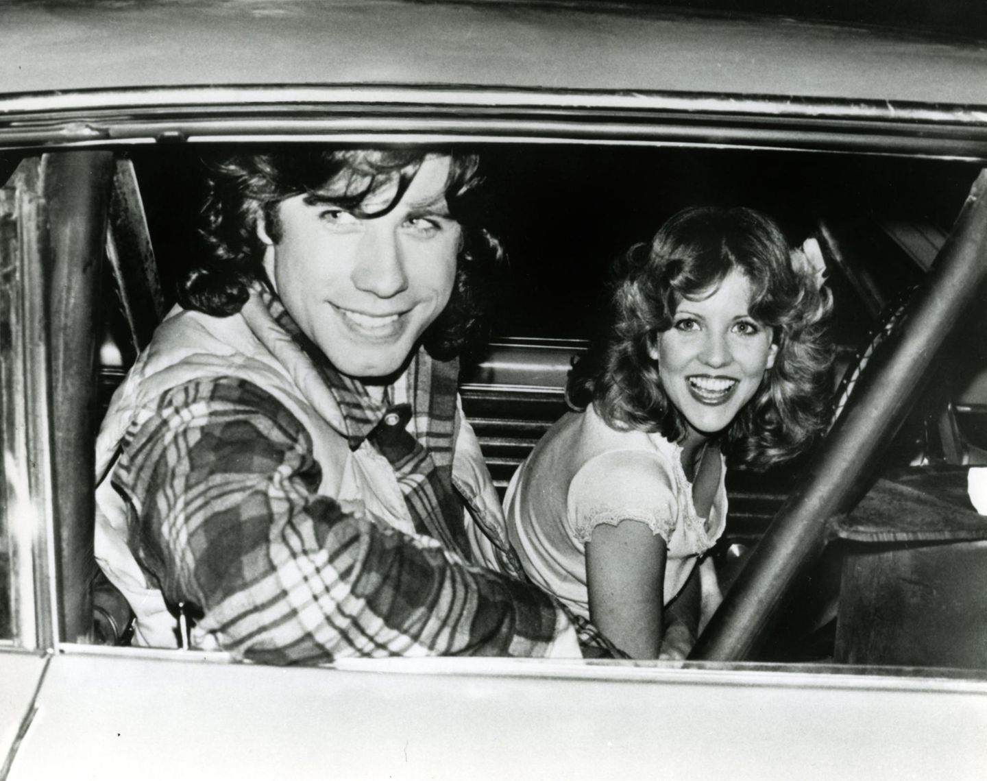 John Travolta war gerade 22 Jahre alt, als er seine erste große Filmrolle ergatterte: In Brian de Palmas Verfilmung von Stephen Kings Horror-Schocker "Carrie – Des Satans jüngste Tochter" spielt er den Halbstarken Billy Nolan, der Carrie auf dem Abschlussball mit Schweineblut beschmiert. Geboren wurde Travolta am 18. Februar 1954 in Englewood, New Jersey als Sohn italienisch-irischer Einwanderer. Schon als Kind hatte er die Interessen, die ihn bis heute prägen: Flugzeuge und Schauspielerei.