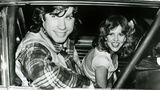 John Travolta war gerade 22 Jahre alt, als er seine erste große Filmrolle ergatterte: In Brian de Palmas Verfilmung von Stephen Kings Horror-Schocker "Carrie – Des Satans jüngste Tochter" spielt er den Halbstarken Billy Nolan, der Carrie auf dem Abschlussball mit Schweineblut beschmiert. Geboren wurde Travolta am 18. Februar 1954 in Englewood, New Jersey als Sohn italienisch-irischer Einwanderer. Schon als Kind hatte er die Interessen, die ihn bis heute prägen: Flugzeuge und Schauspielerei.