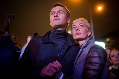 Alexej Nawalny und seine Frau Julia bei einer Kundgebung 2013. 
