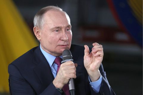 Wladimir Putin spricht zu Studenten und Mitarbeitern des Tscheljabinsker Schmiede- und Presswerks