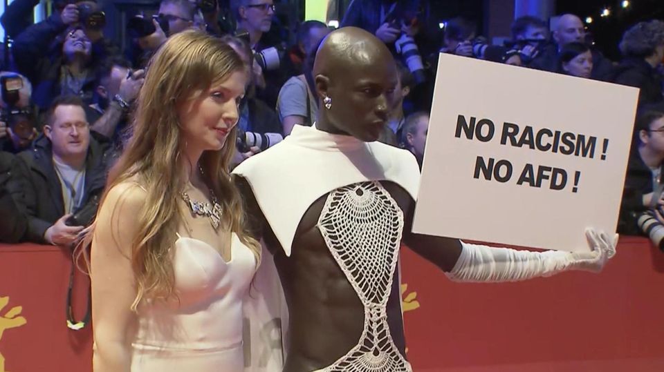 Anti-AfD-Protest auf der Berlinale: Filmschaffende wollen ein Zeichen setzen Filmschaffende protestieren auf dem roten Teppich gegen die AfD.