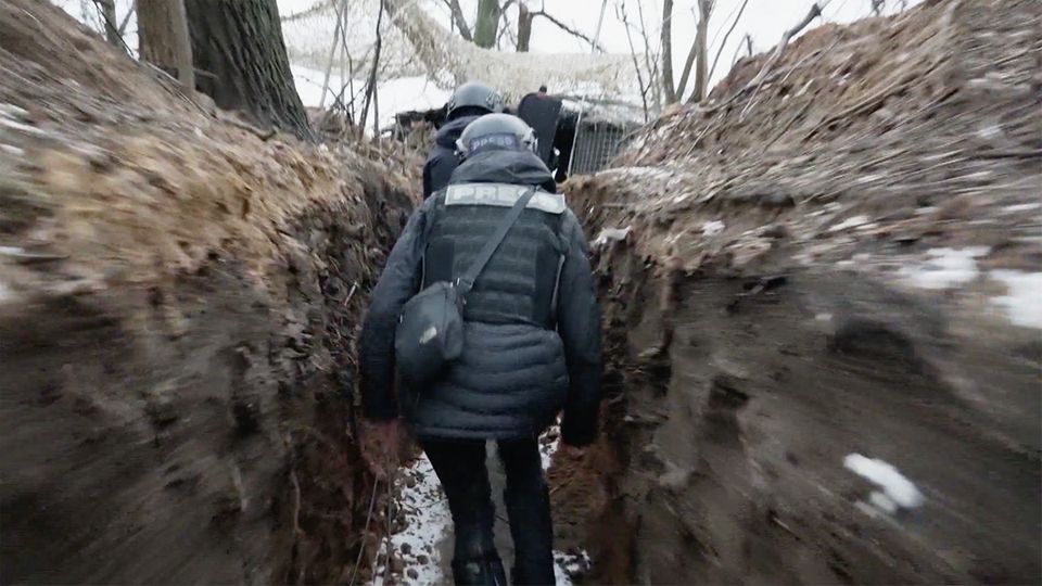 TV-Team hetzt durch Schützengraben: Russen "sehen alles" – und feuern bei jeder Bewegung