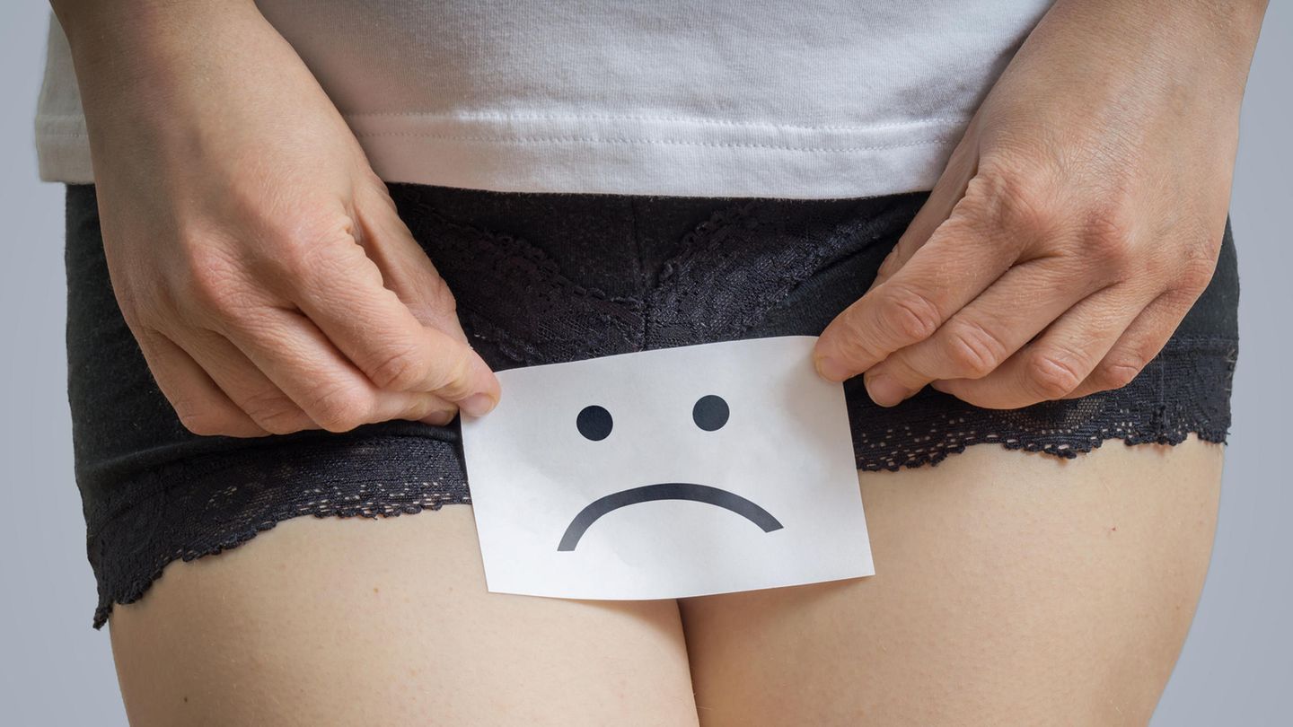 Frau mit traurigem Smiley im Schoß