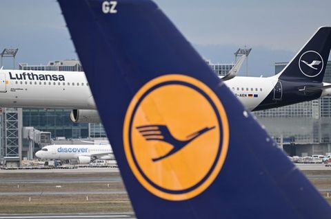 Ein Airbus A321 neo der Lufthansa landet am Frankfurter Flughafen