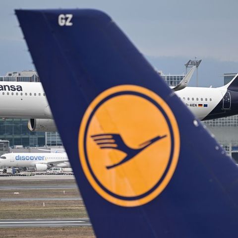Ein Airbus A321 neo der Lufthansa landet am Frankfurter Flughafen