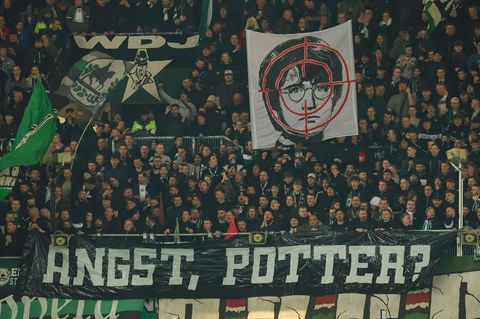 Hannover-96-Fans zeigen ein Plakat mit Harry Potter im Fadenkreuz