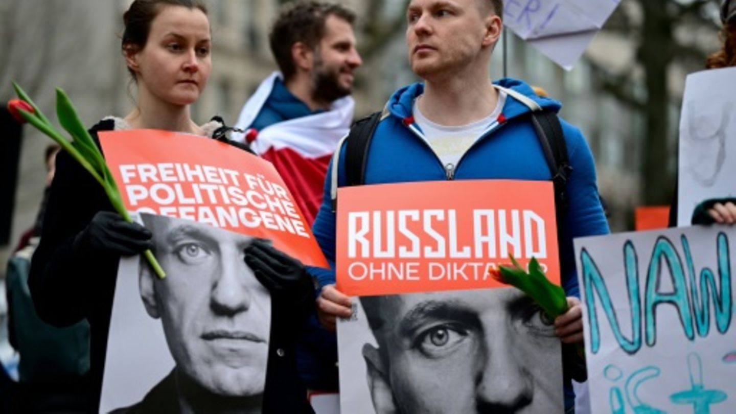 Hunderte Menschen demonstrieren europaweit nach Nawalnys Tod - Protest auch in Berlin