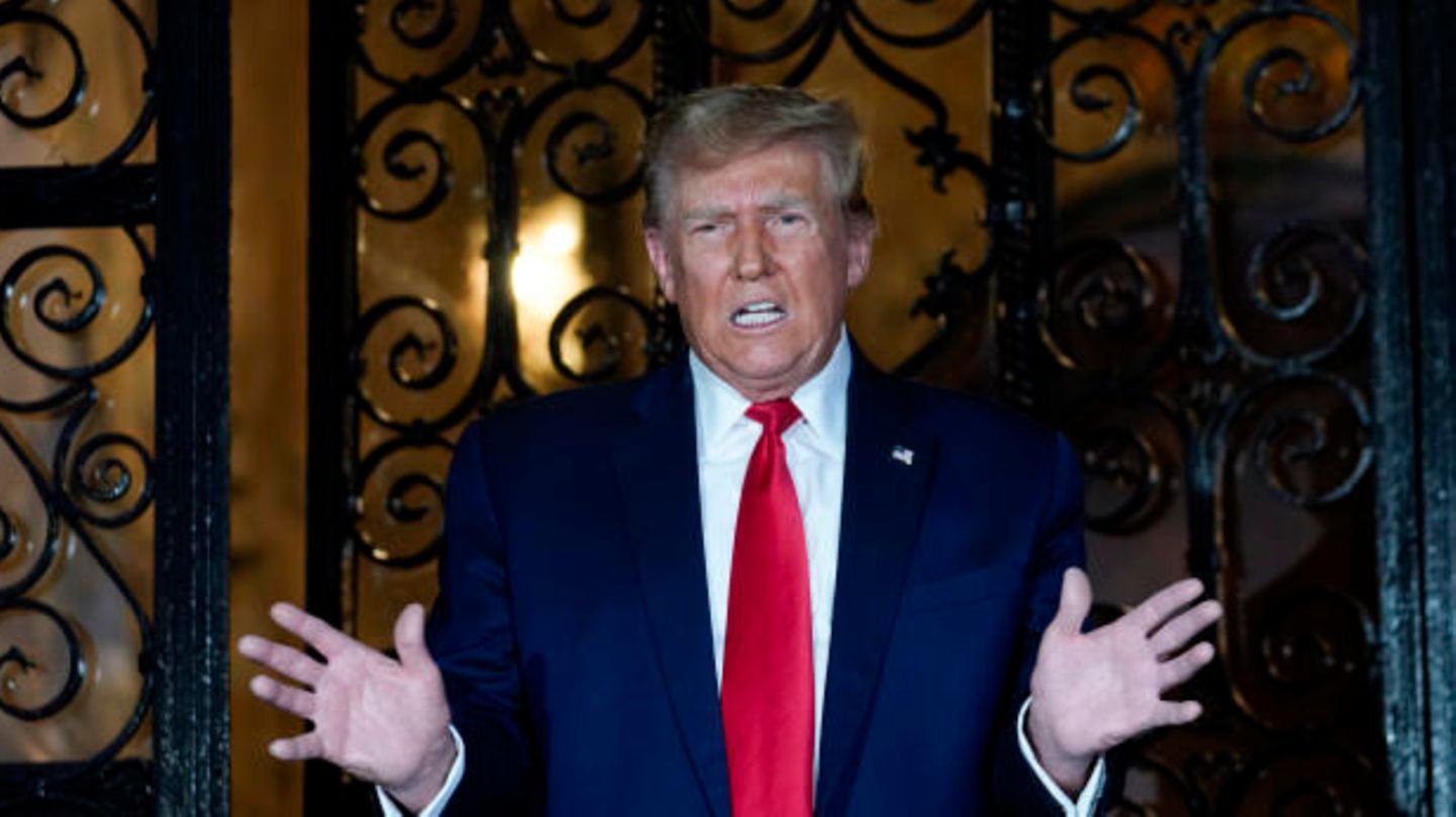 Nach dem Urteil in New York spricht Donald Trump auf seinem Anwesen Mar-a-Lago in Florida zur Presse. Er will die 355-Millionen-Dollar-Strafe nicht zahlen und stattdessen in Berufung gehen. 