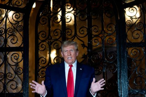 Nach dem Urteil in New York spricht Donald Trump auf seinem Anwesen Mar-a-Lago in Florida zur Presse. Er will die 355-Millionen-Dollar-Strafe nicht zahlen und stattdessen in Berufung gehen. 