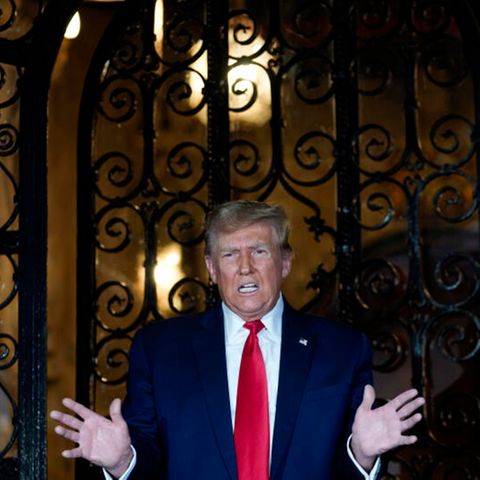 Nach dem Urteil in New York spricht Donald Trump auf seinem Anwesen Mar-a-Lago in Florida zur Presse. Er will die 355-Millionen-Dollar-Strafe nicht zahlen und stattdessen in Berufung gehen. 