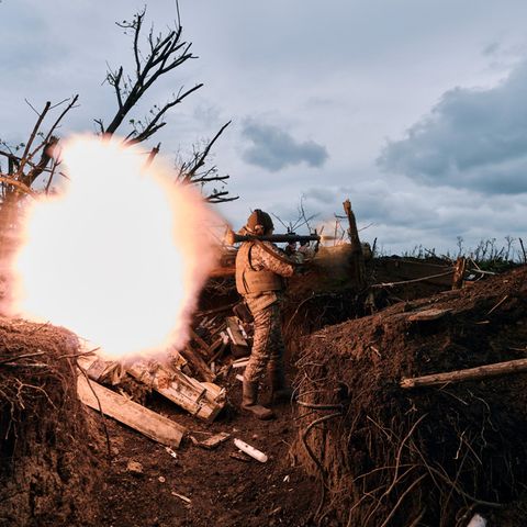 Rückzug nach langen Kämpfen: Ein ukrainischer Soldat im Schützengraben in der Nähe von Awdijiwka