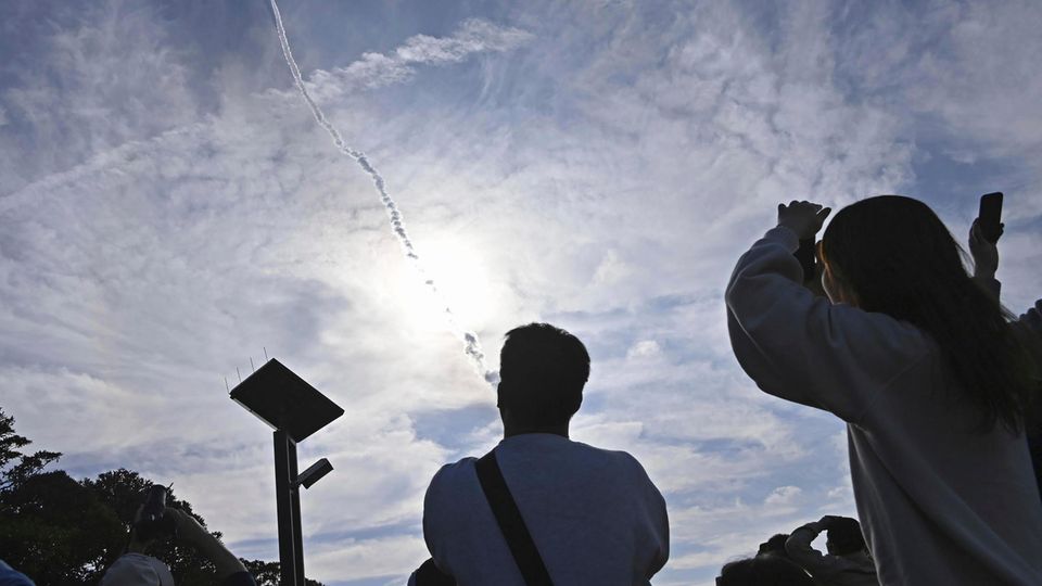 Minamitane, Japan: Zahlreiche Menschen haben sich in der Stadt Minamitane, Kagoshima, Südjapan, zusammengefunden, um den Start einer H3-Rakete vom Tanegashima Space Center zu beobachten. Es ist der zweite Test der neuen H3-Rakete, nachdem ein erster Startversuch der Trägerrakete für Satelliten im vergangenen Jahr fehlgeschlagen war. Und ganz nebenbei ein spannendes Himmelsschauspiel.