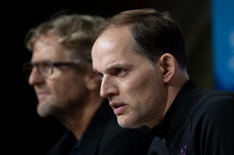 Trainer Thomas Tuchel (r.) und Dieter Nickles, Mediendirektor des FC Bayern München, auf einer Pressekonferenz im November