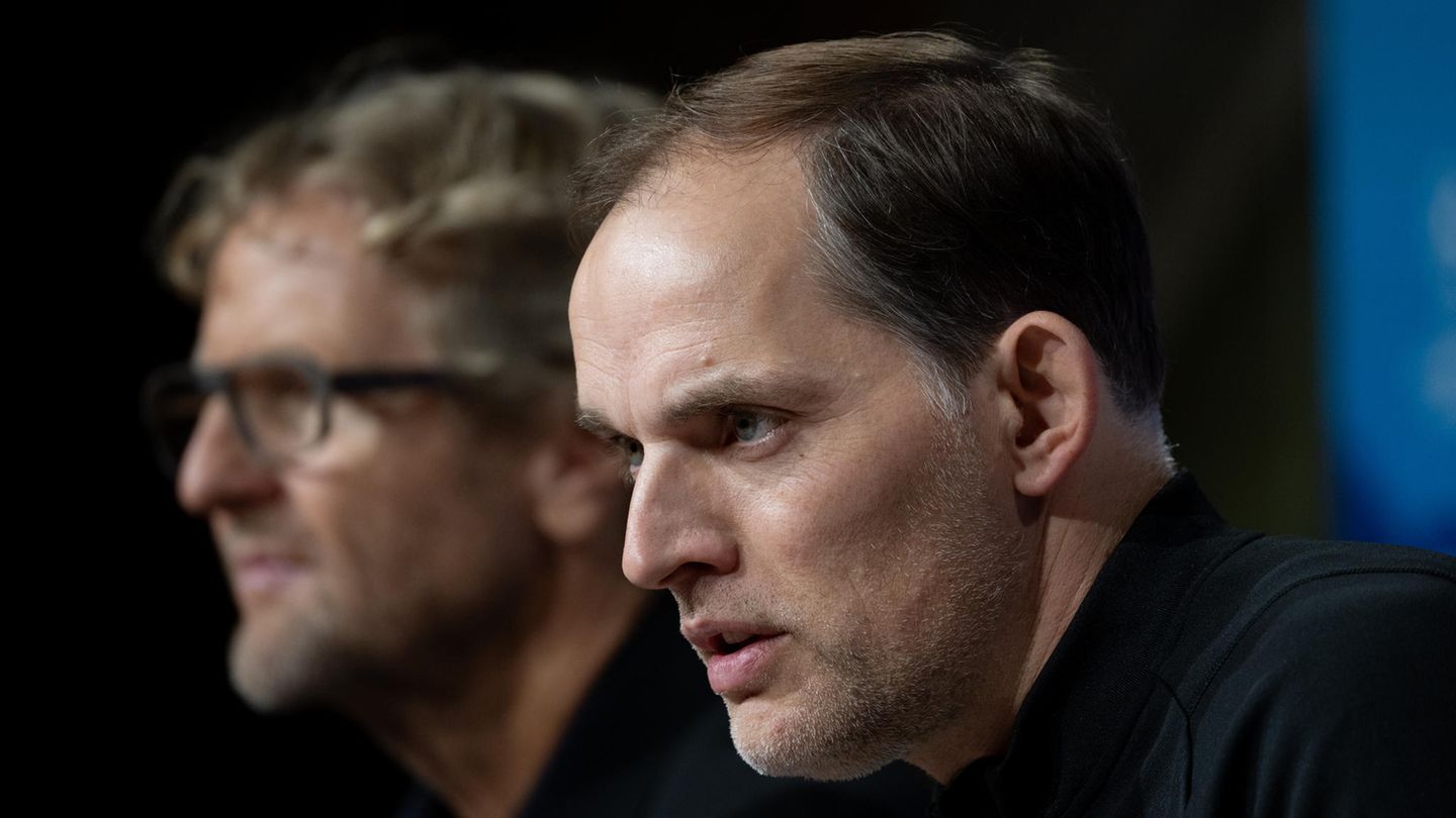 Trainer Thomas Tuchel (r.) und Dieter Nickles, Mediendirektor des FC Bayern München, auf einer Pressekonferenz im November