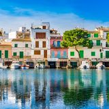 Es klingt für viele Menschen wie ein Traumurlaub: Ein verschlafenes Fischerdörfchen mit einem feinen Sandstrand, umgeben von viel Natur und zudem vielen Ausgehmöglichkeiten. Kein Wunder, dass Portocolom mittlerweile zu den beliebtesten Urlaubsorten auf Mallorca gehört. Blöd nur, dass es nicht nur Urlaubern dort gefällt: Seit ein paar Monaten machen sich auch Ringeltauben in dem Ort breit – und die sorgen für jede Menge Dreck, wie das "MallorcaMagazin" berichtet. Vor allem im hafennahen Viertel Bassa Nova sei mittlerweile alles voller Taubenkot: Terrassen, Fensterläden, Fußwege, Bänke, Strandliegen... Da das zunehmend für Unmut unter Einheimischen und Touristen sorge, habe die Region nun das Jagd-Dezernat auf die Tauben angesetzt. Gemeinsam mit einer extra gegründeten Bürgerinitiative wolle man die Lage bis Ende des Monats in den Griff kriegen, heißt es. Ob das gelingt, wird man sehen – bis dahin sollte man sich in Portocolom allerdings auf ein nicht ganz so friedliches Fischeridyll einstellen.